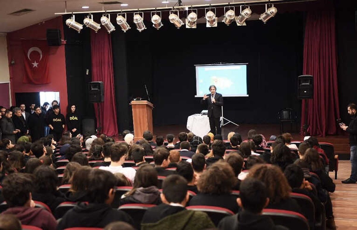 Başkan Demircan, Öğrencilere Bilişim Çağının Önemini Anlattı