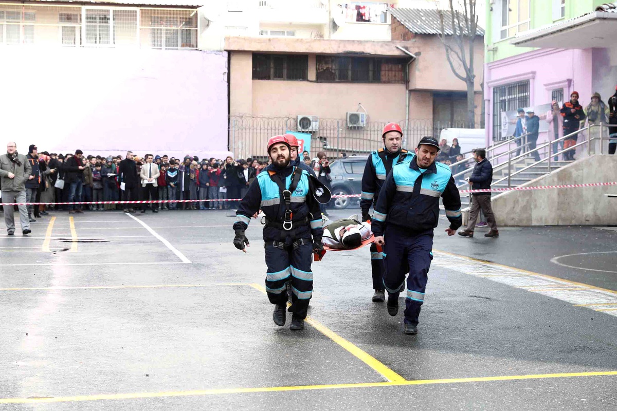 Deprem Tatbikatı Öğrencileri Heyecanlandırdı