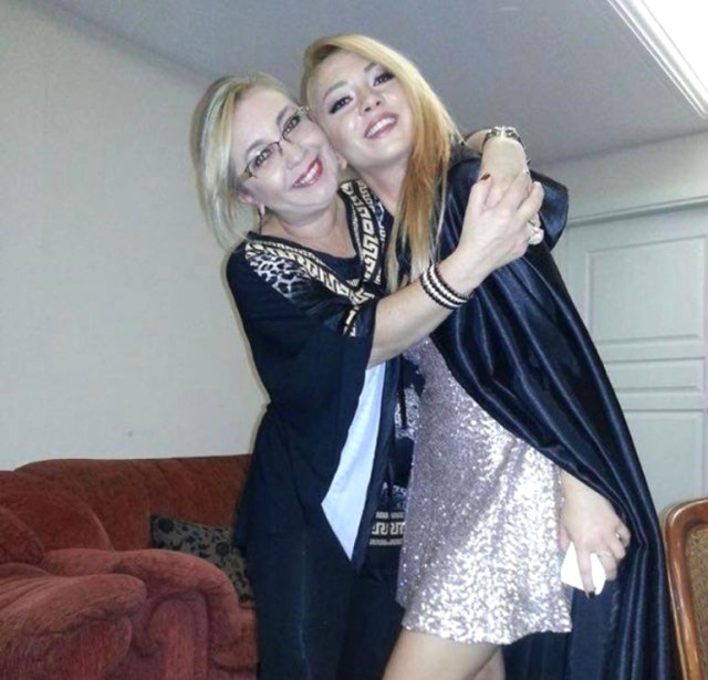 Ece Seçkin'in Evine Giren Hırsızlar, Ünlü Şarkıcının Annesini Dövdü! ile ilgili görsel sonucu