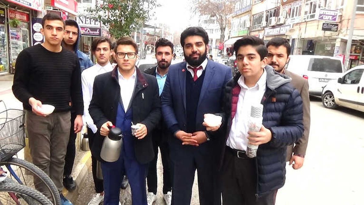 Gençler Esnafa \'Kardeşlik\' Çayı İkram Etti