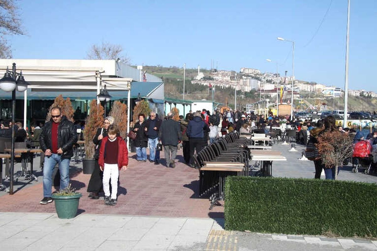 Güneş Yüzünü Gösterdi, Tekirdağlılar Sahile Akın Etti
