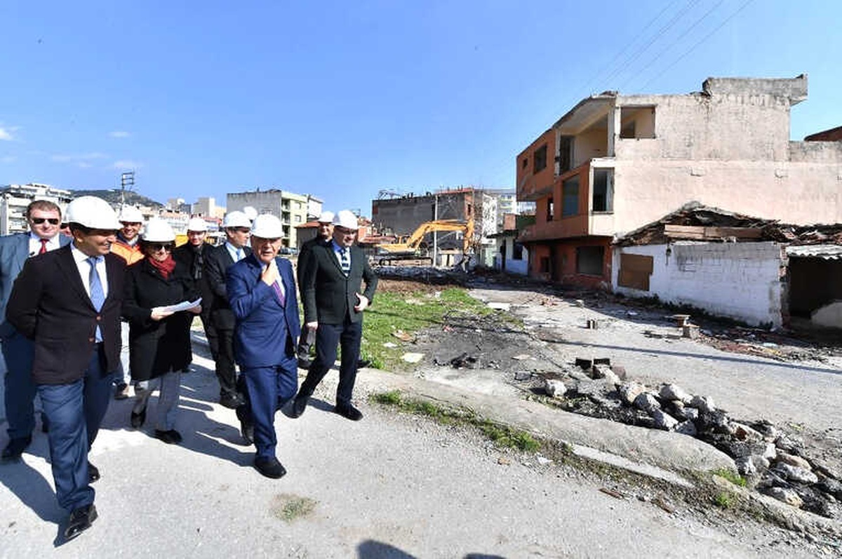 İzmir Büyükşehir, Örnekköy\'de İlk Yıkımları Gerçekleştirdi