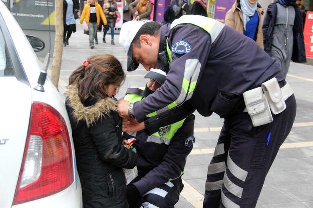 Kağıt Mendil Satarken Ağlamaya Başladı