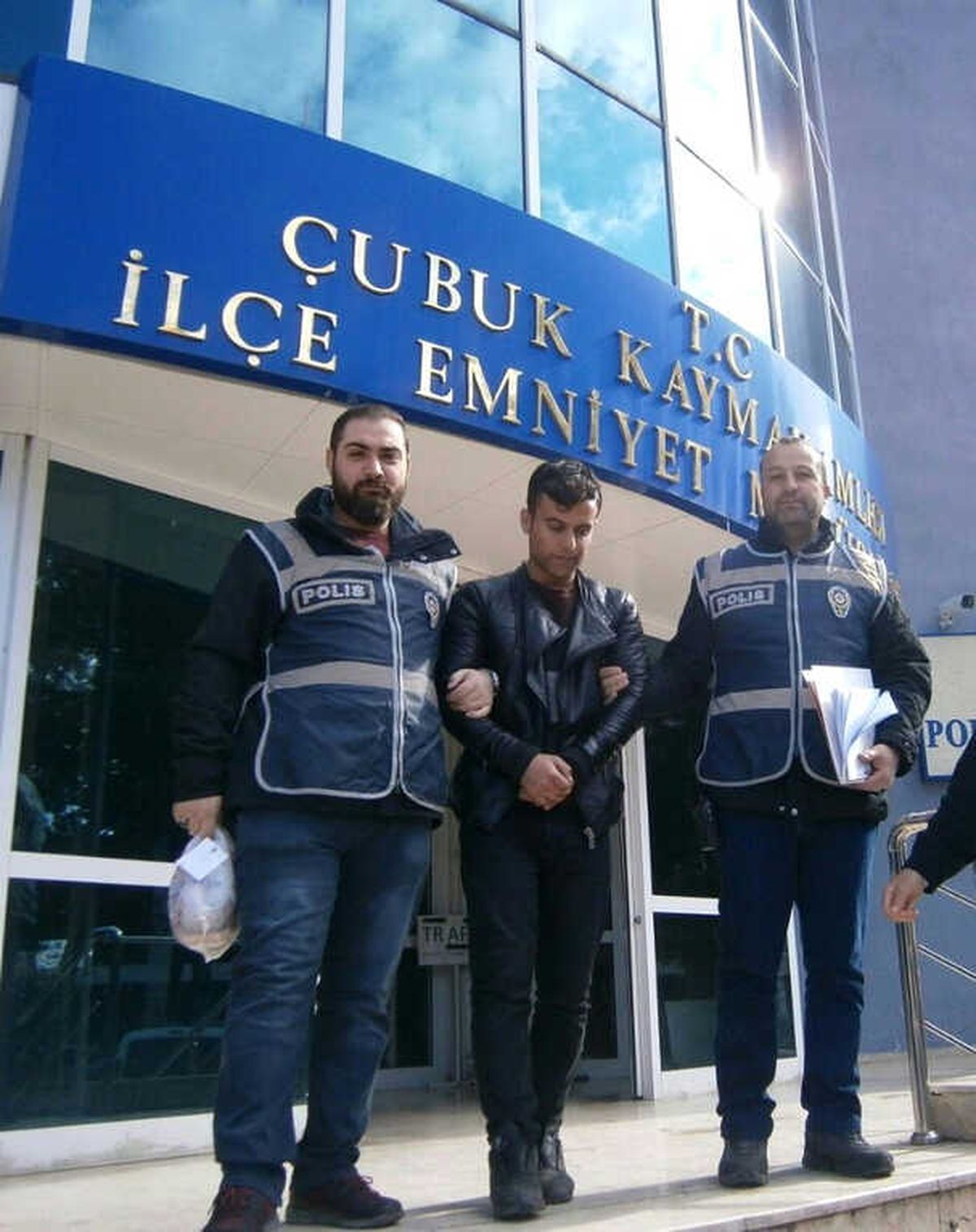 Kendisini "Polis" Olarak Tanıtan Dolandırıcılar 85 Yaşındaki Adamın 33 Bin TL\'sini Aldı