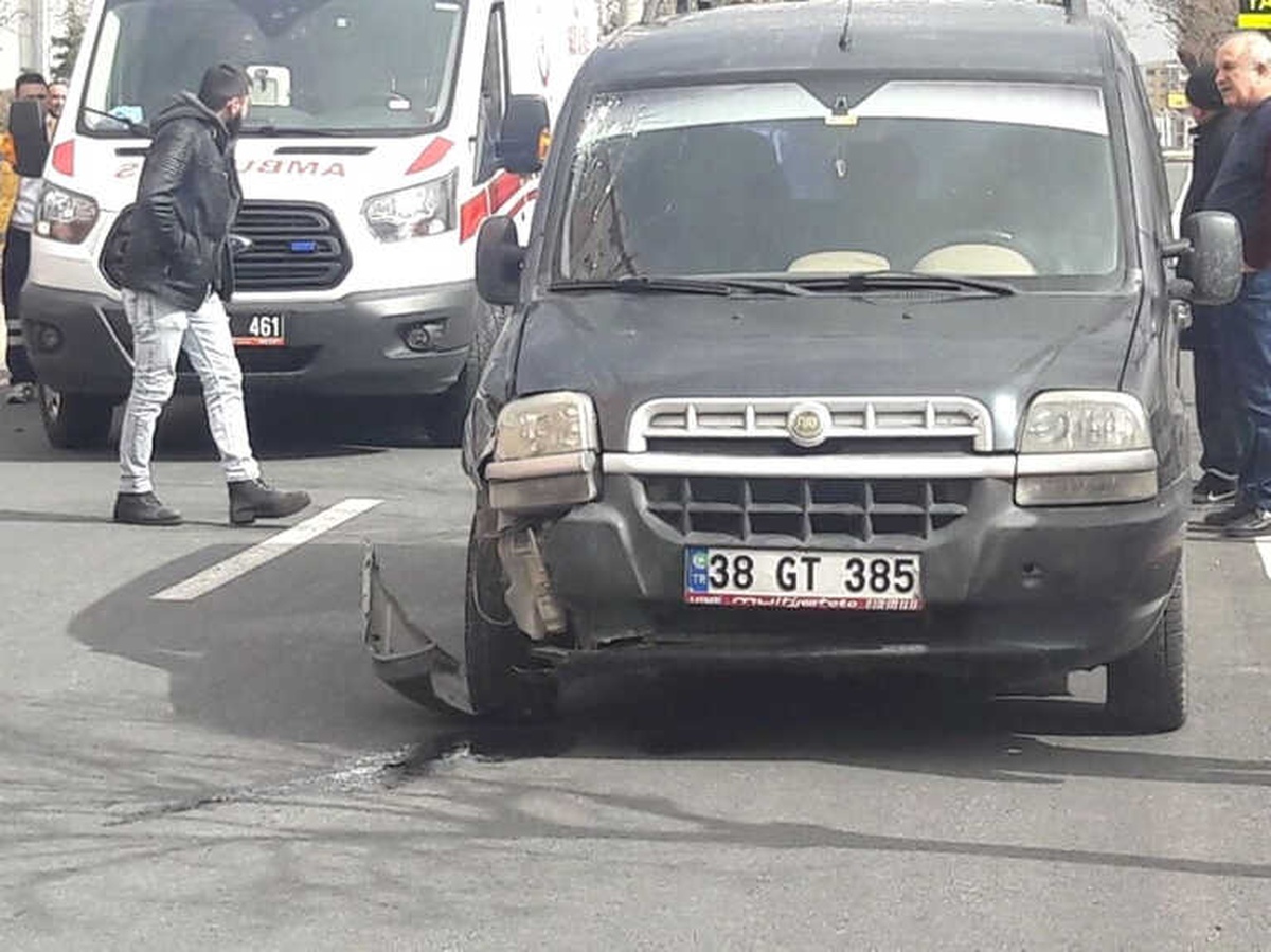 Otomobil Motosiklete Çarptı