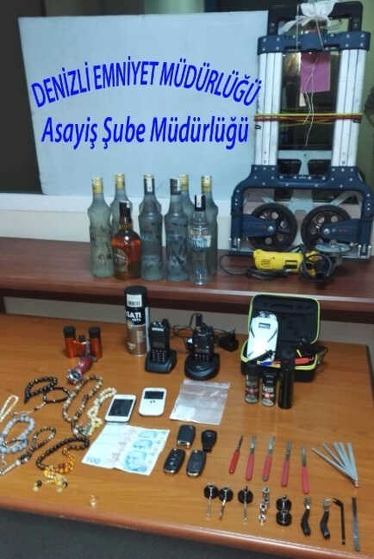 Polis Telsizi Kullanan 3 Hırsızlık Zanlısı Yakayı Ele Verdi