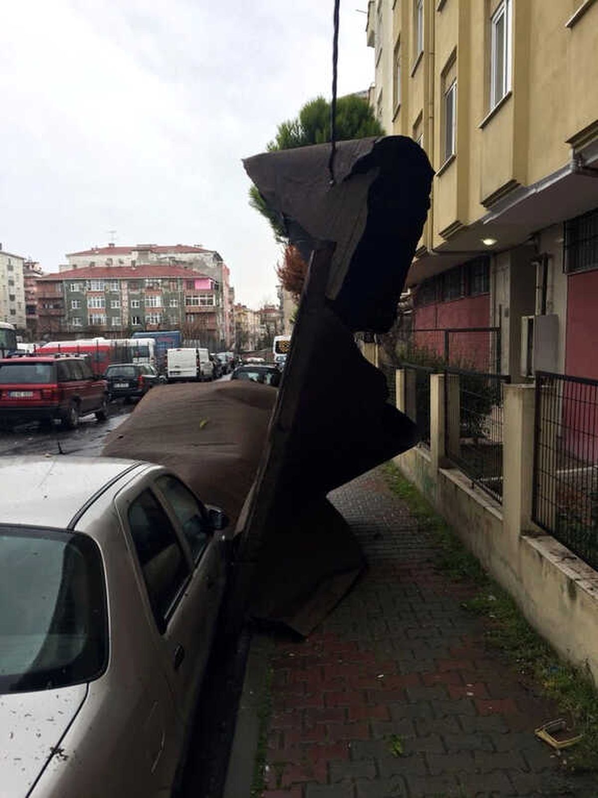 Şiddetli Lodos Çatıları Uçurdu
