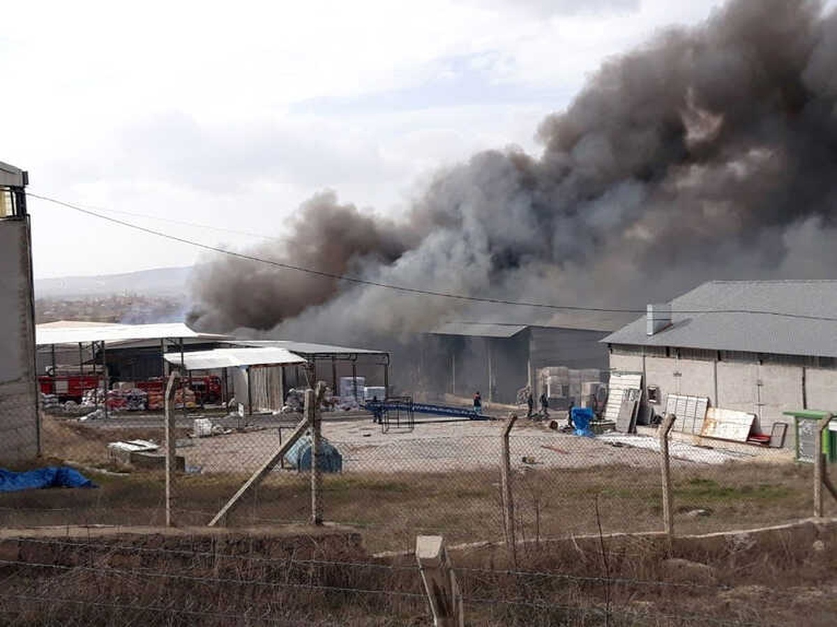 Uşak\'ta Aynı Fabrika 6 Yılda Üçüncü Kez Yandı