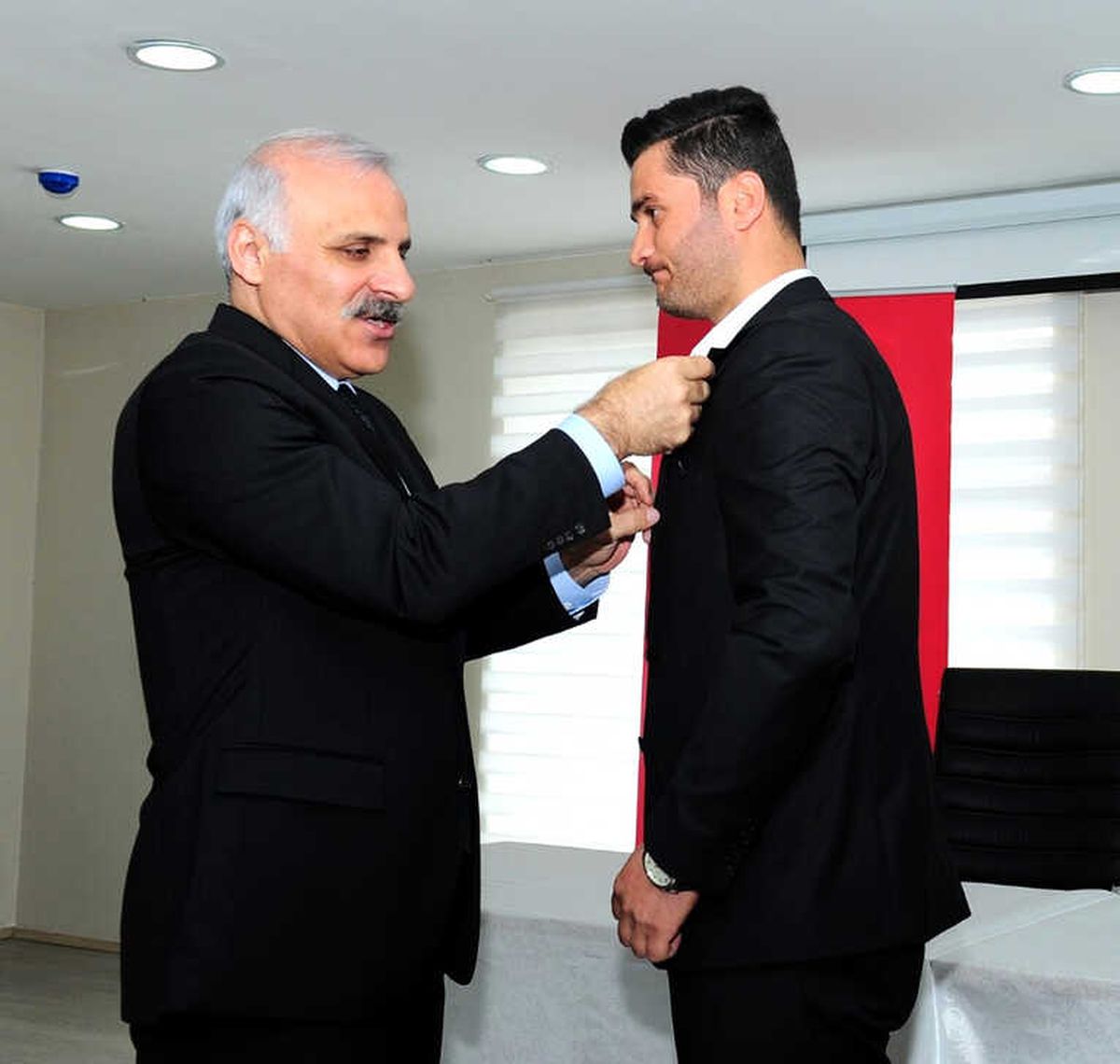 Vali Zorluoğlu, Terörle Mücadele Gazisine Rozet Taktı