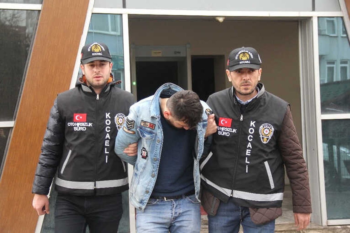 Düz Kontak Yöntemi ile Otomobil Çalan Hırsızlar Kıskıvrak Yakalandı