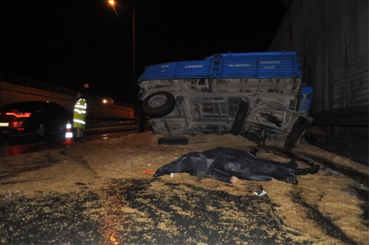 Eskişehir\'de Tır, Buğday Yüklü Traktöre Çarptı: 1 Ölü