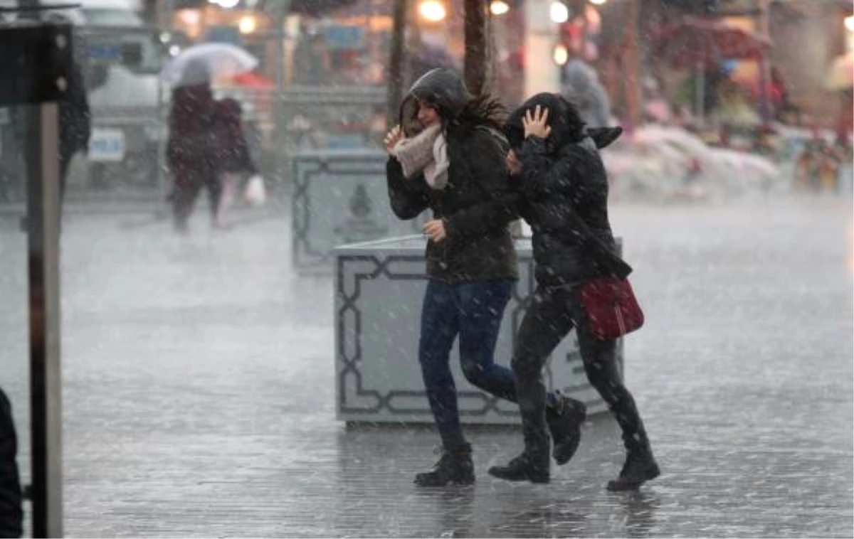 İstanbul\'da Dolu ve Yağmur Başladı, Meteorolojiden Art Arda Uyarı Geldi