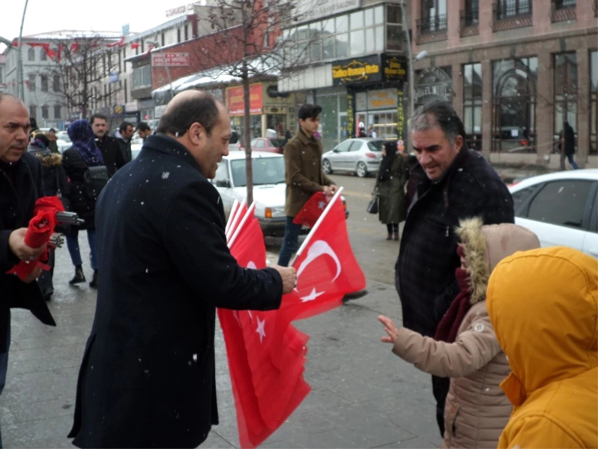 MHP Erzurum İl Başkanlığı\'ndan Bayrak Dağıtımı