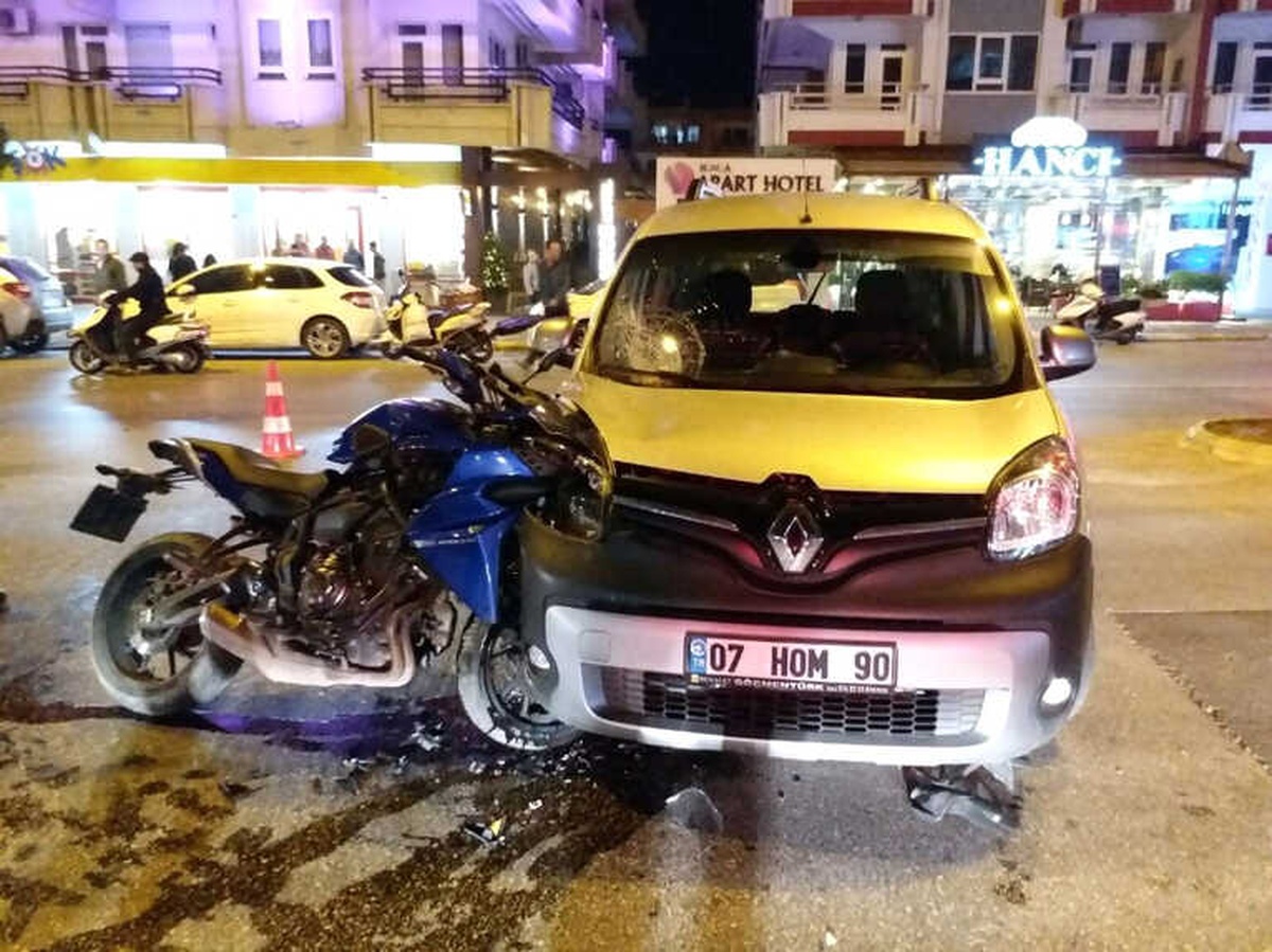 Motosikletle Otomobil Çarpıştı: 1 Yaralı