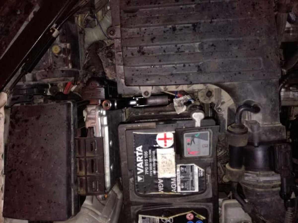 Otomobilin Motorunda Tabanca, Yakıt Kapağında Esrar Çıktı