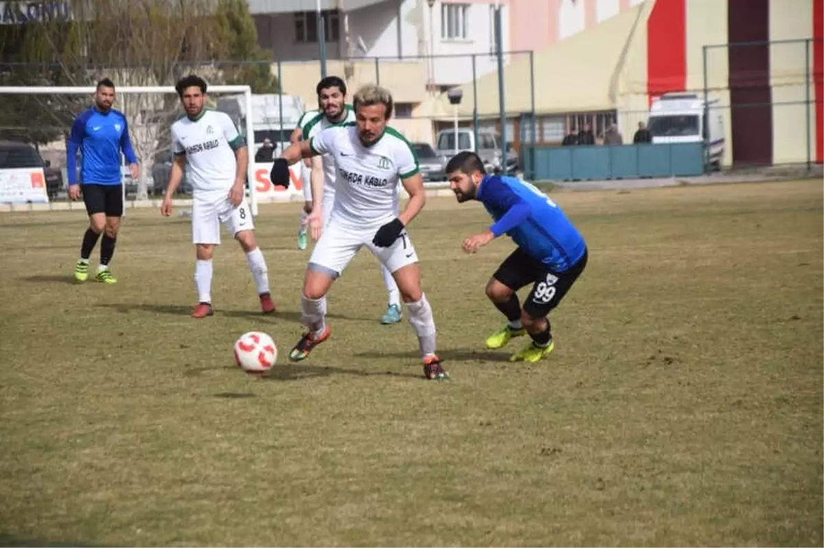 Şuhut Belediye Hisarspor Sahasında 3 Puan Aldı