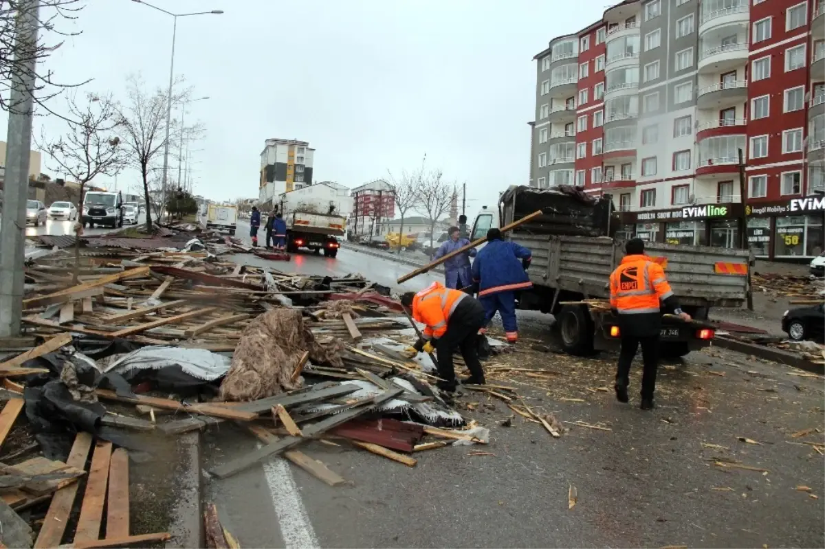 Yozgat\'ta Şiddetli Rüzgar Çatıları Uçurdu, 1 Kişi Yaralandı