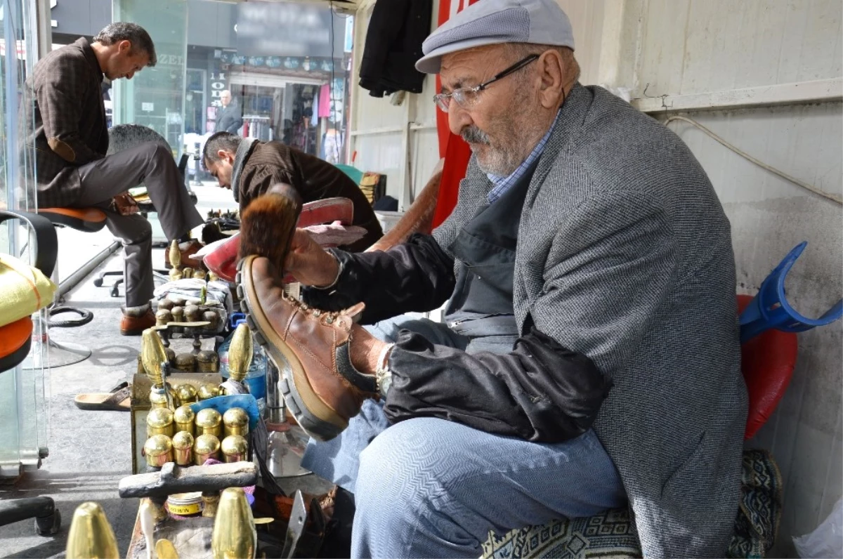 67 Senedir Ayakkabı Boyuyor