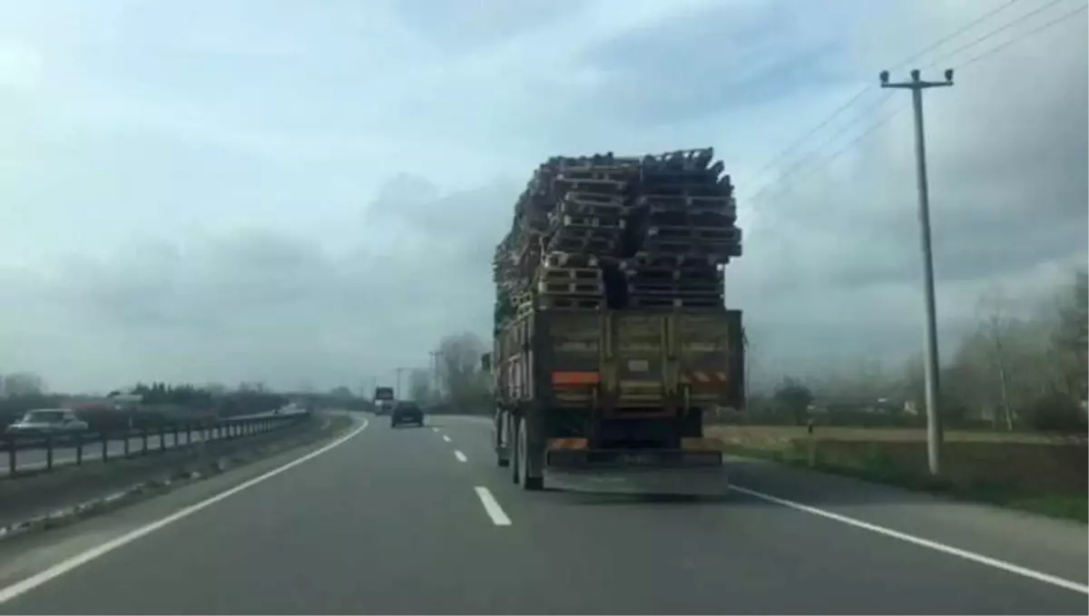 Aşırı Palet Yüklü Kamyon Trafikte Tehlike Oluşturdu