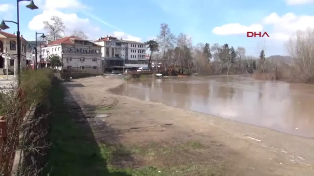 Bartın Irmağı 5 Metre Yükseldi, Yollar Su Altında Kaldı