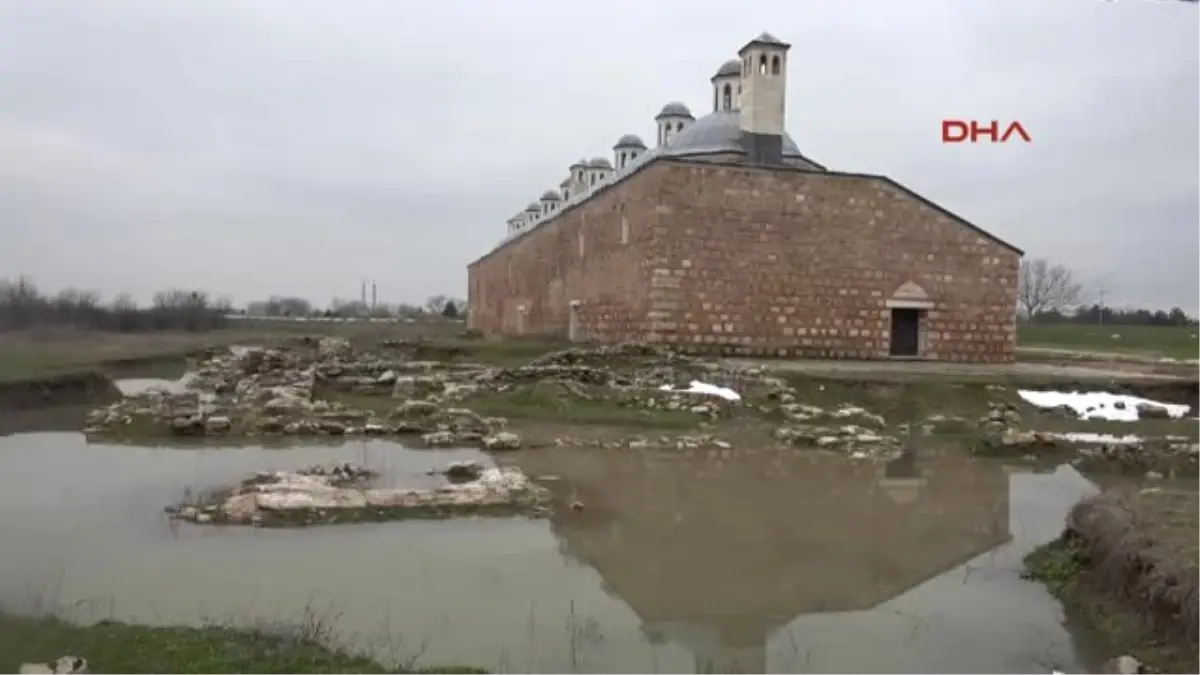 Edirne Tunca\'nın Taştığı Köprü Trafiğe Kapatıldı