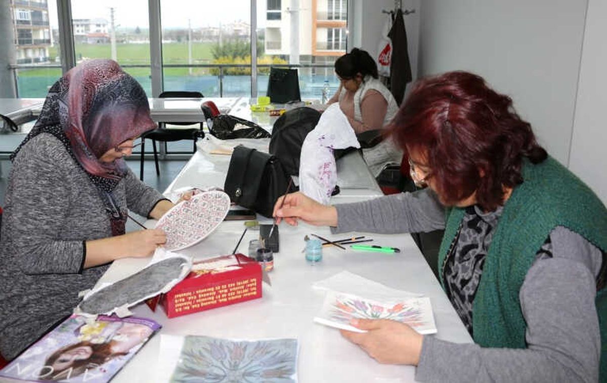 Ev Hanımlarından Çini Kursuna Yoğun İlgi