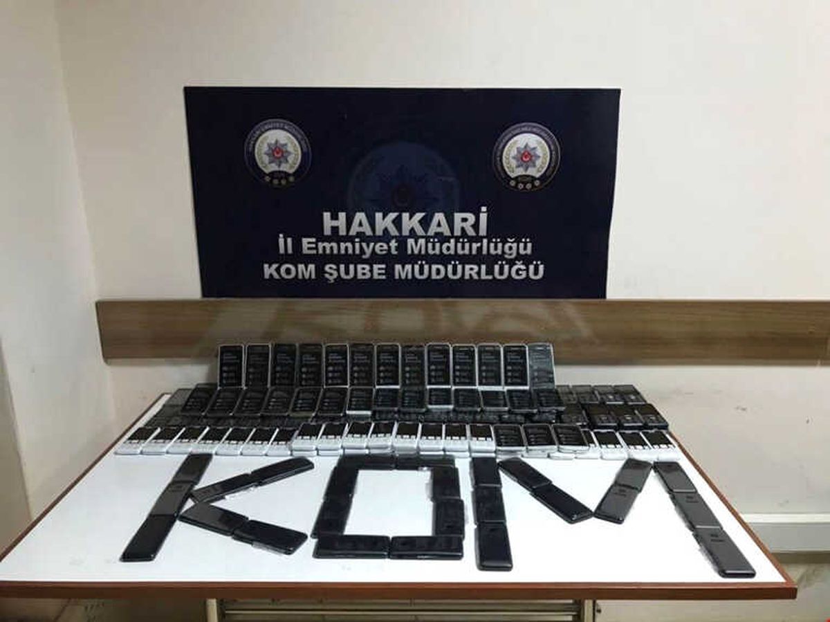 Hakkari\'de Kaçak Sigara ve Cep Telefonu Operasyonu