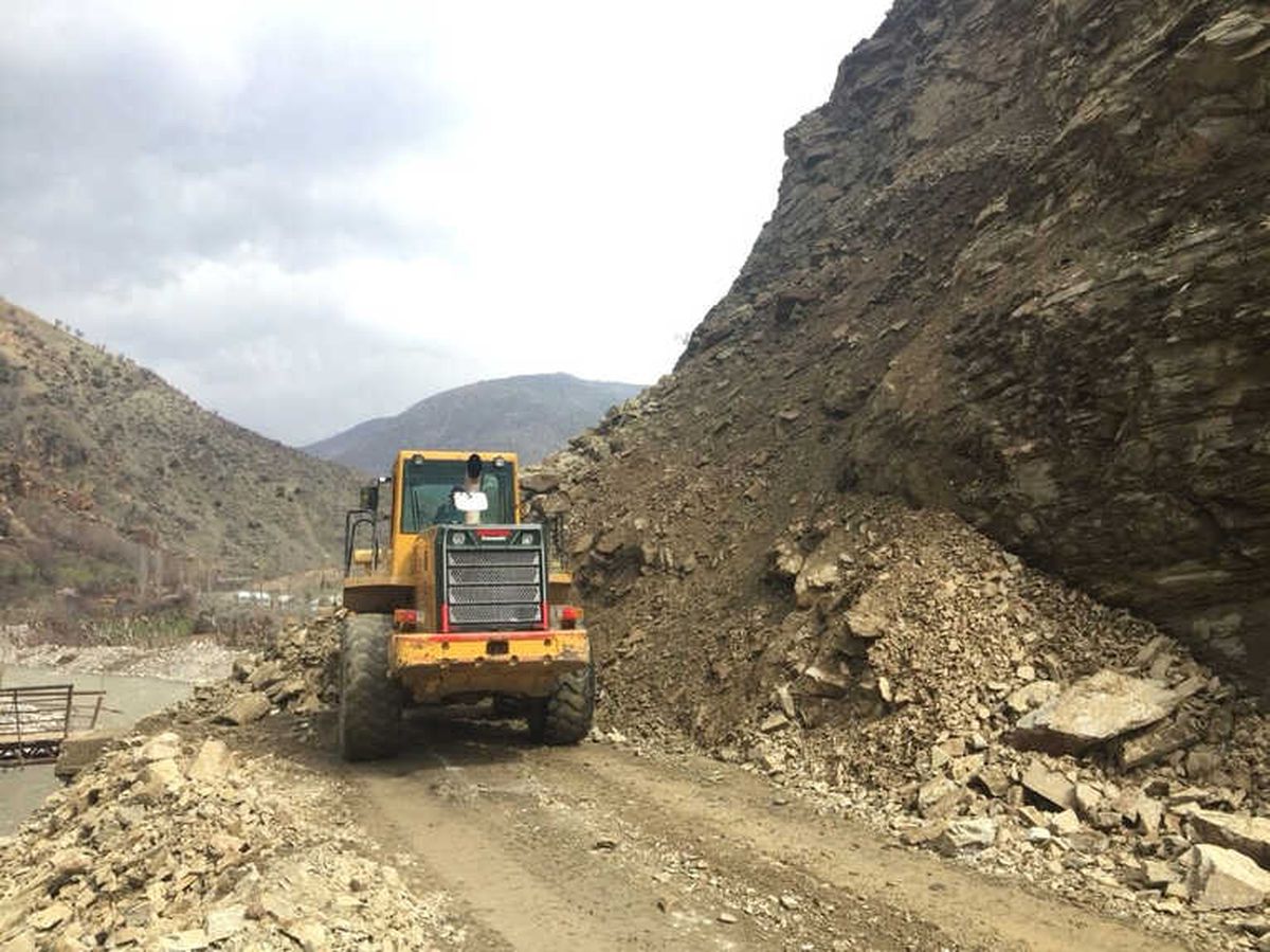 Heyelan 34 Köyün Yolunu Kapattı