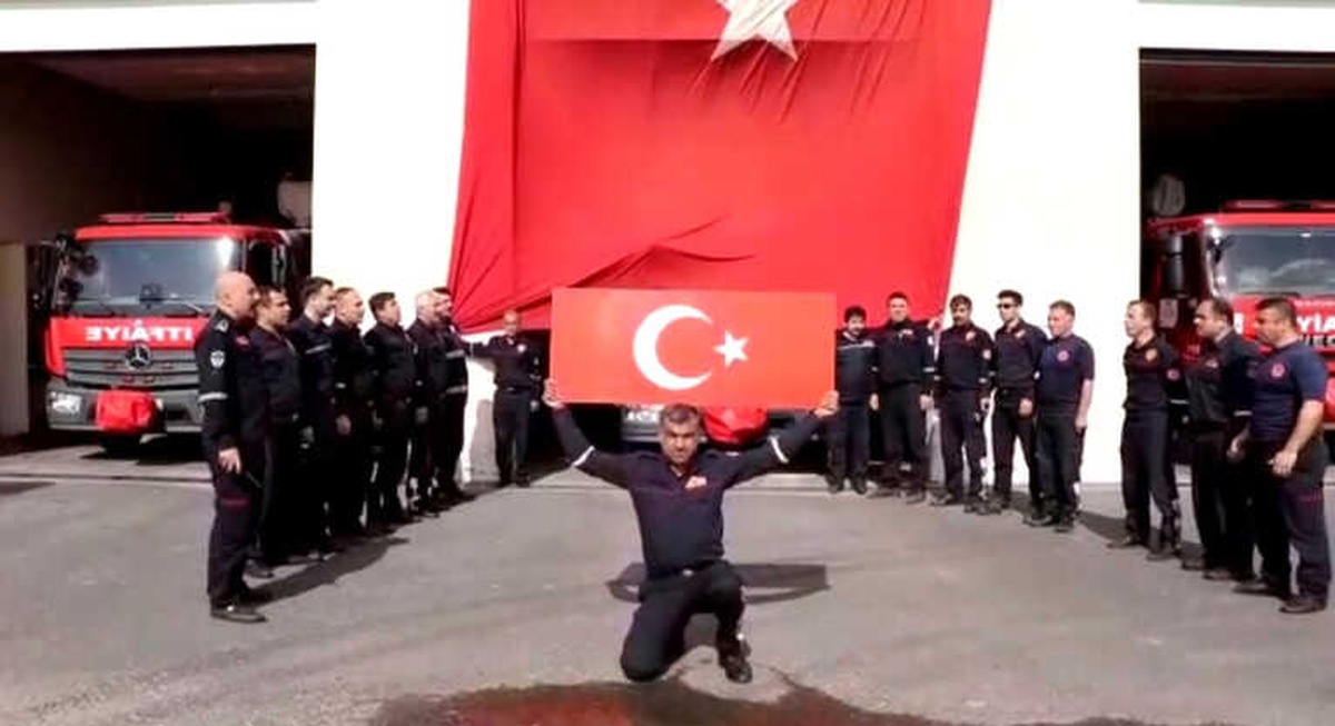 İtfaiyecilerden Mehmetçiğe Bayraklı ve Sirenli Destek