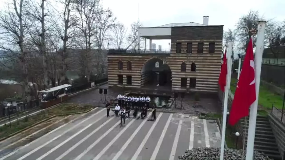 Kaymakam Diyarbakırlı Gençler İçin Marş Yazdı