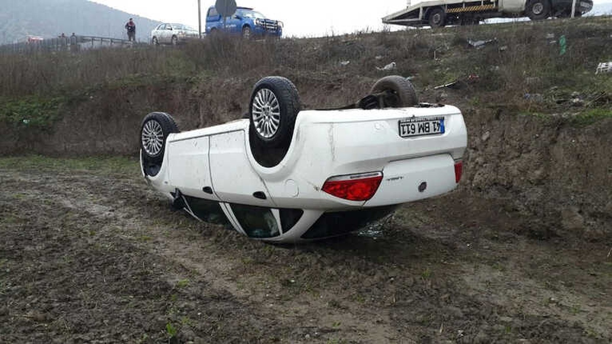 Kontrolden Çıkan Otomobil Tarlaya Uçtu: 2 Yaralı