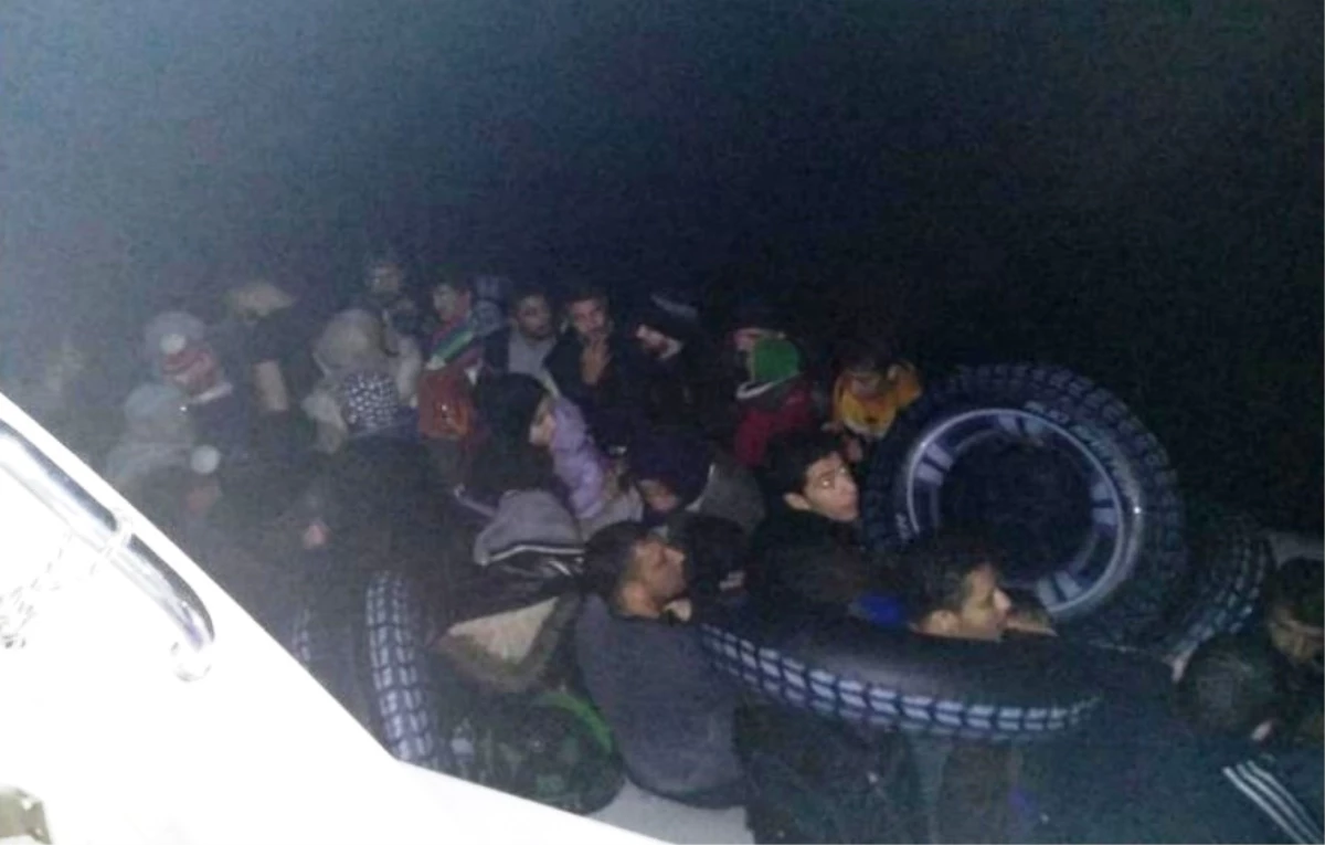 Lastik Botla Yunanistan\'a Geçmeye Çalışan 43 Göçmen Yakalandı