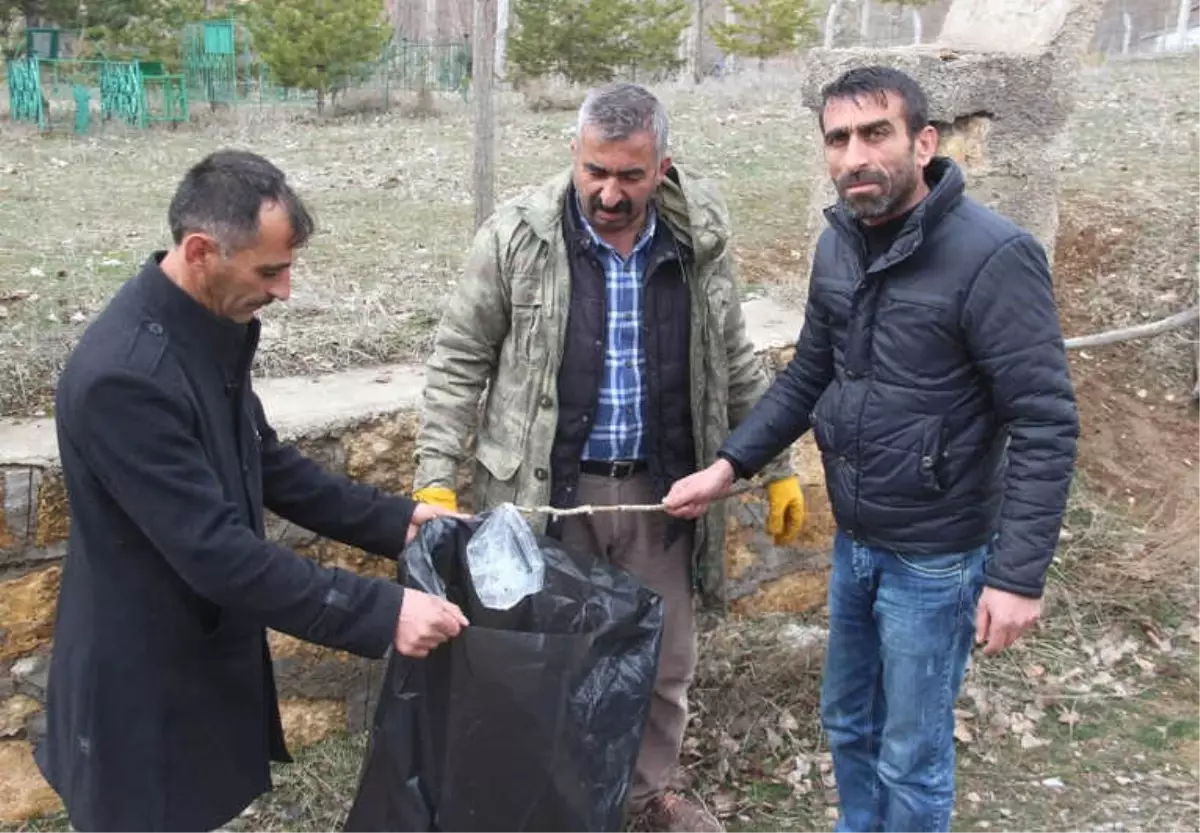 Mezarlığa Dadanan Sarhoşlar Köylüyü Canından Bezdirdi