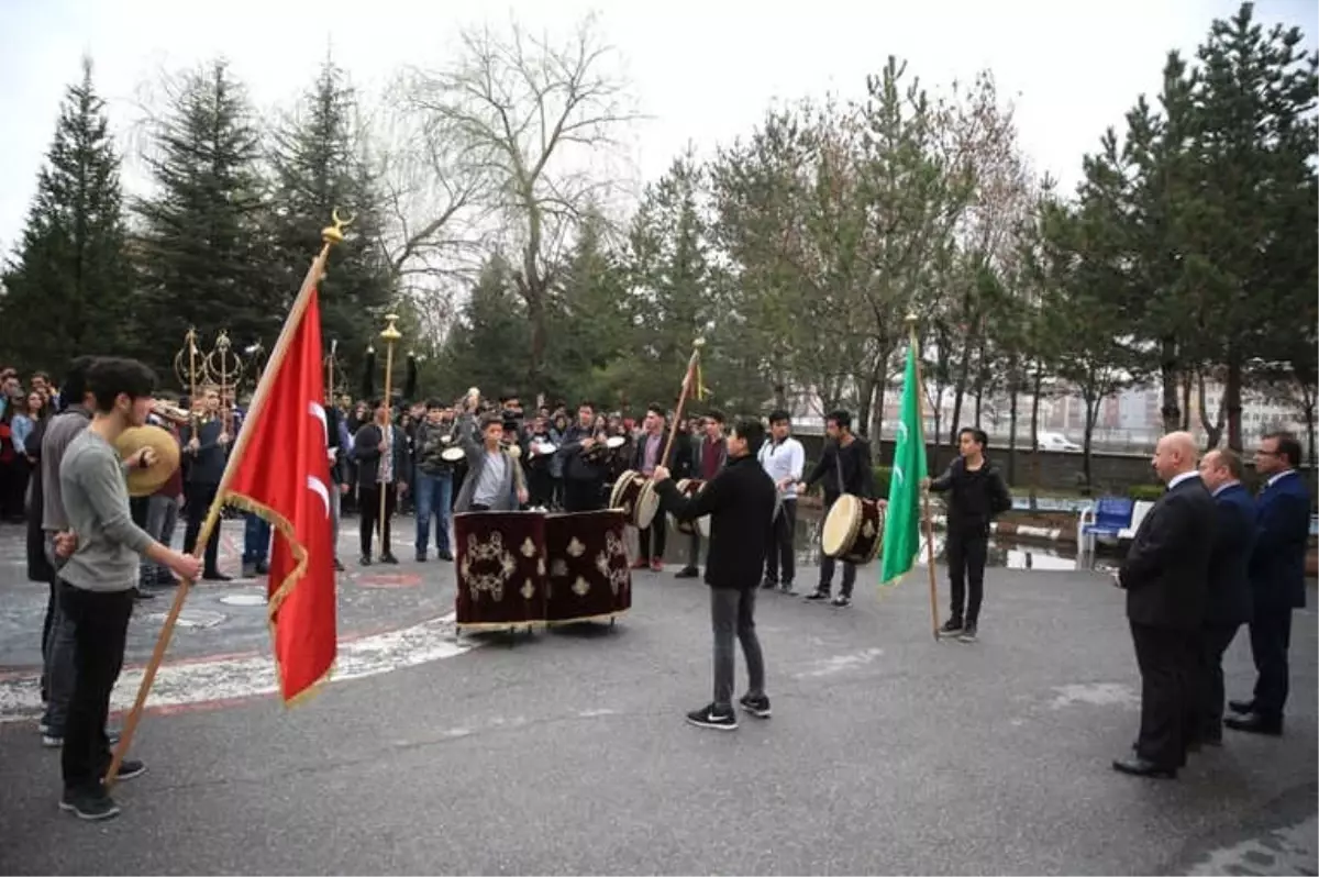 Okul Ziyaretinde Başkan Çolakbayrakdar\'a Mehteranlı Karşılama