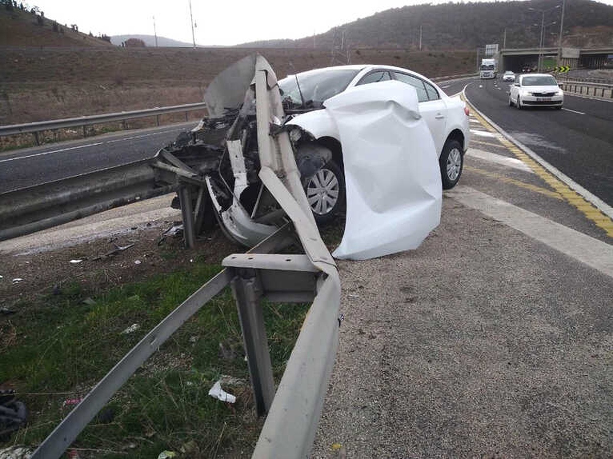 Otomobil Bariyerlere Çarptı; 5 Yaralı