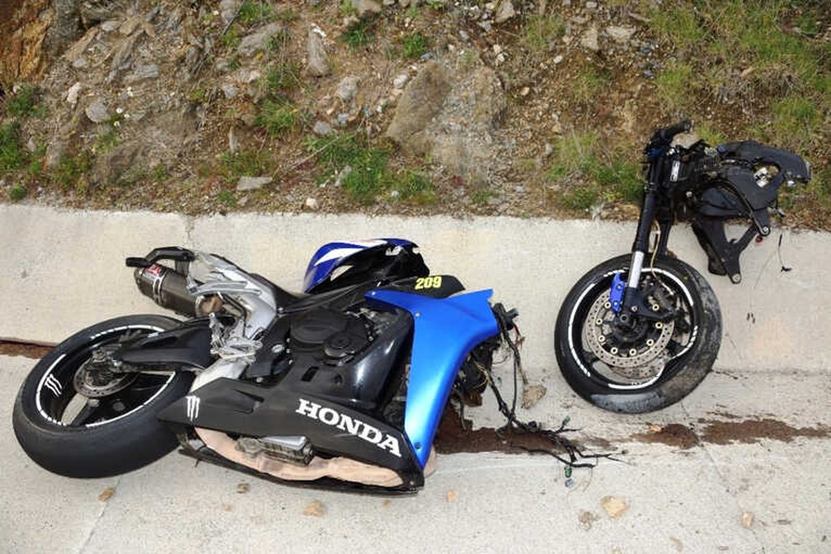 Parçalanan Motosikletin Sürücüsü Görenleri Şaşırttı