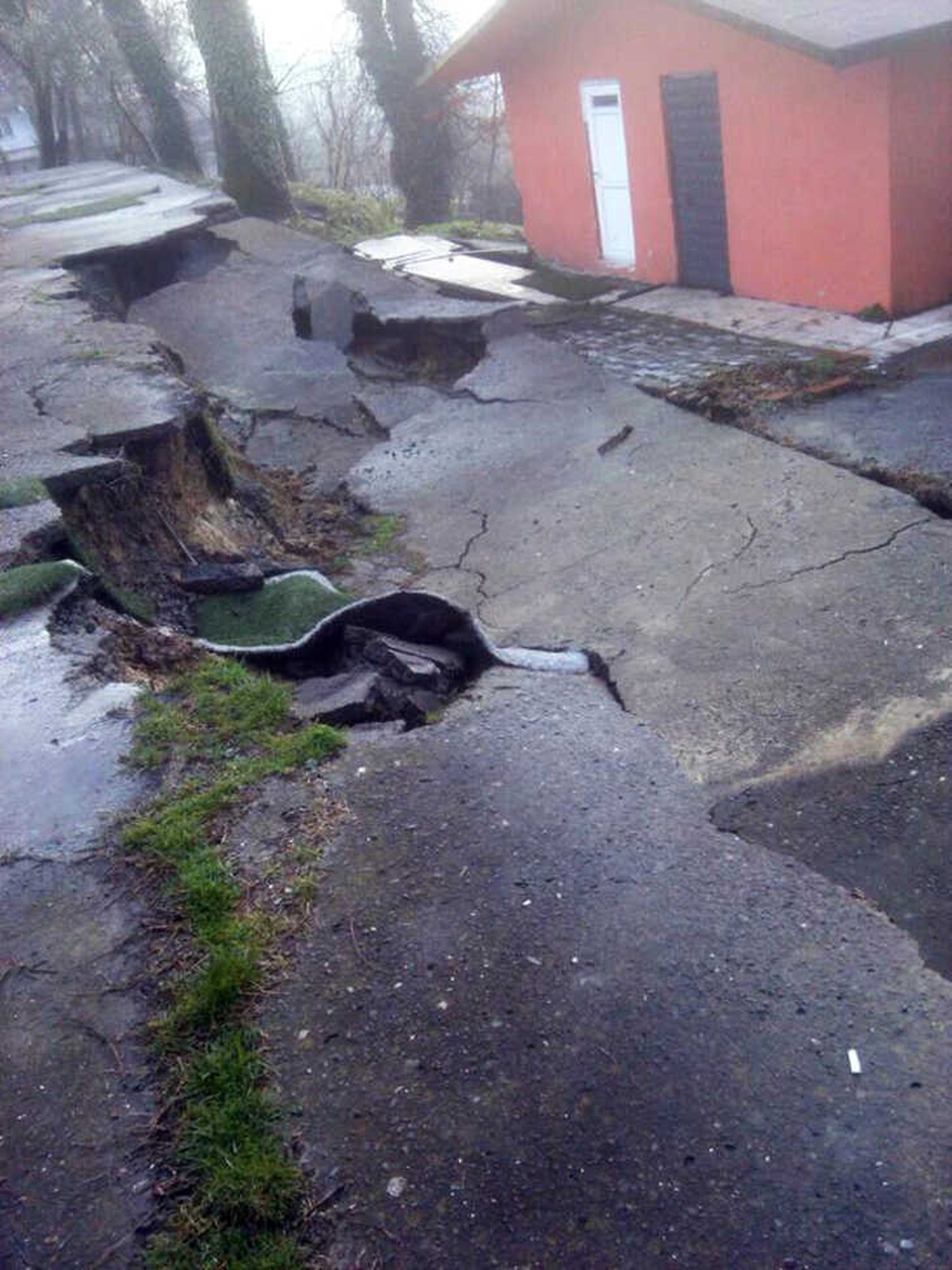 Sağanak Yağışlar Sonrası Gebe Köyü İlkokulu\'nun Betonu Çöktü