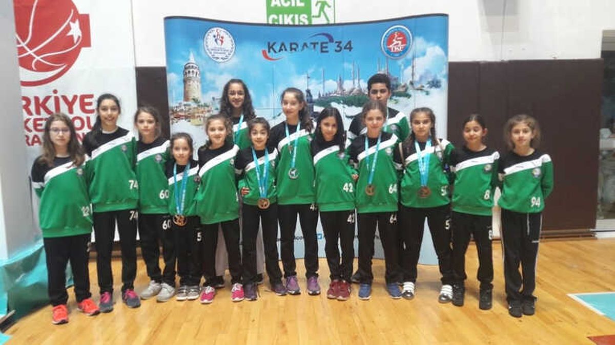 Salihlili Karateciler İstanbul\'dan 8 Madalyayla Döndü
