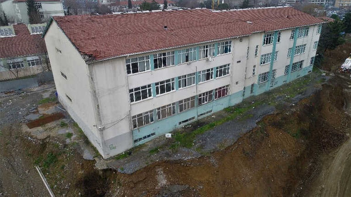 Toprak Kayması Yaşanan Şişli Endüstri Meslek Lisesi Havadan Görüntülendi