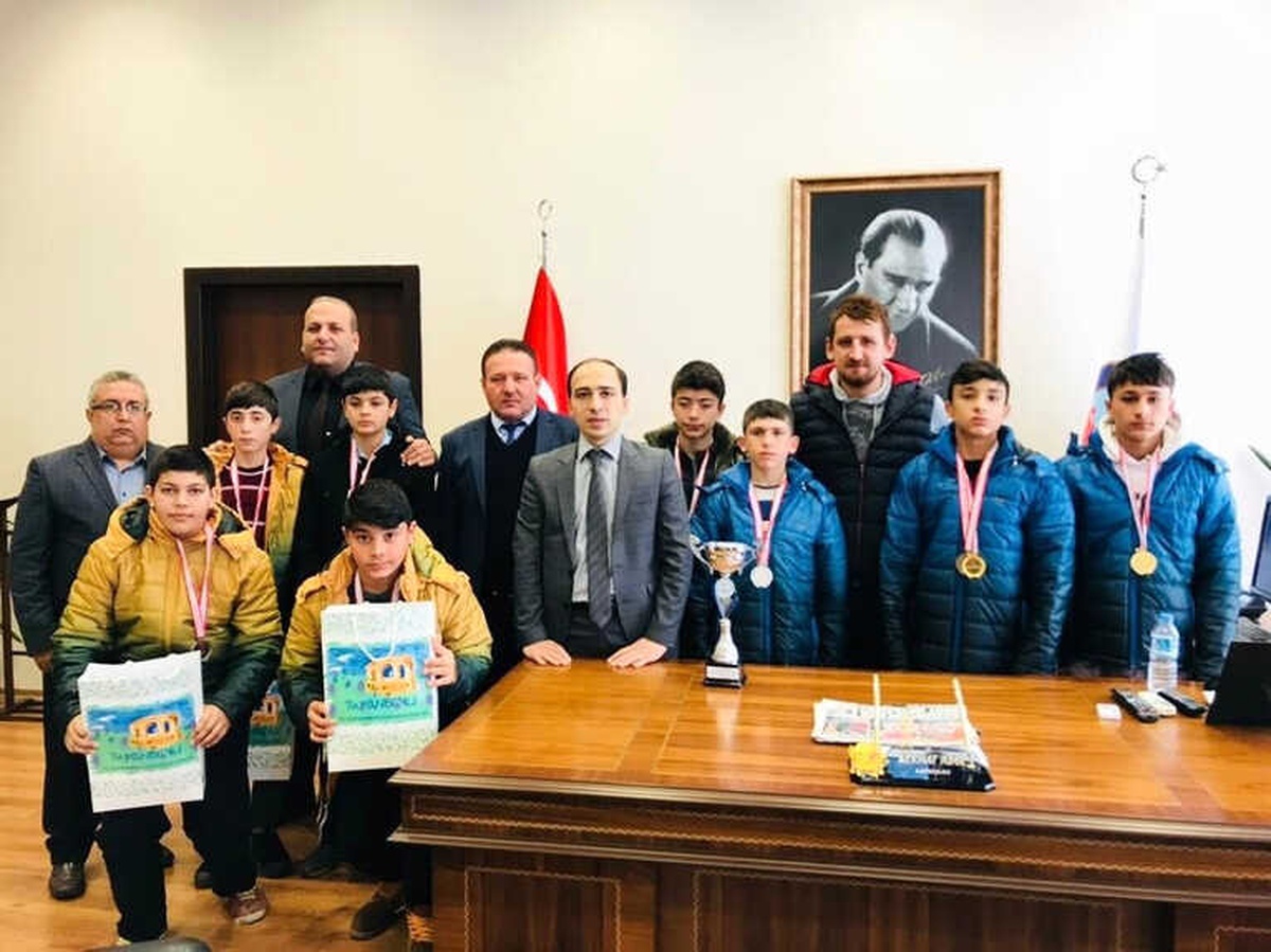 Tufanbeyli Ortaokulu Güreşte Adana İkincisi