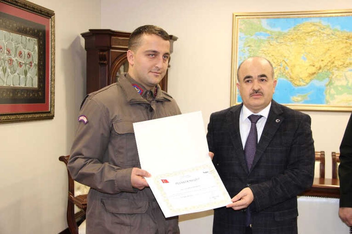 Vali Dağlı\'dan Kazada Bayrağı Yerden Kaldıran Jandarma Erine Ödül