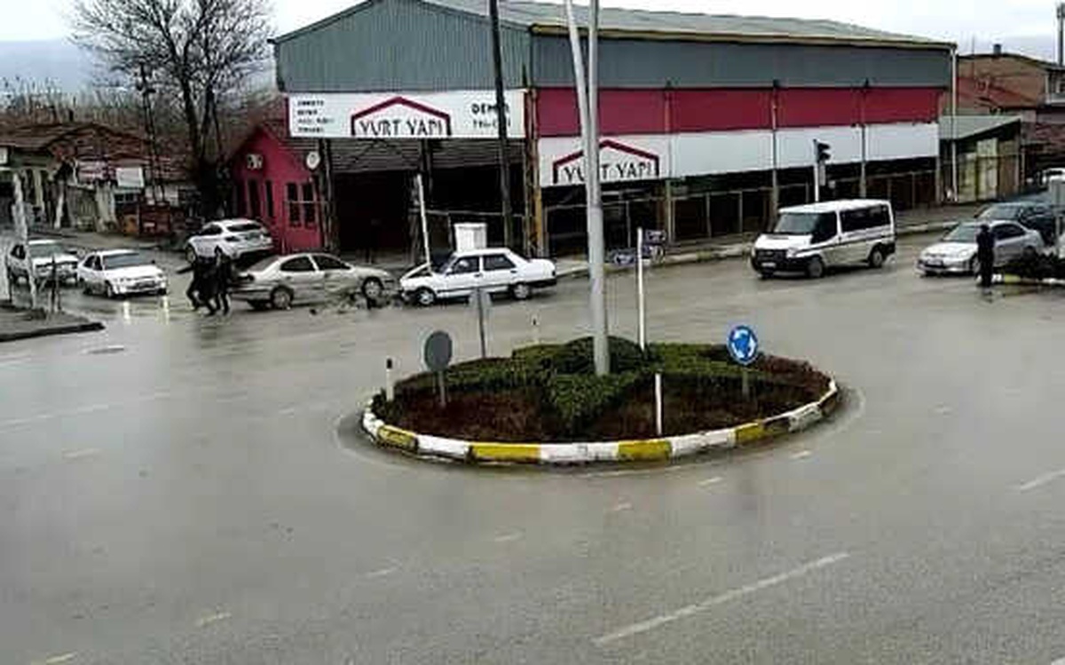 Yolun Karşısına Geçmeye Çalışırken Ölümden Döndüler