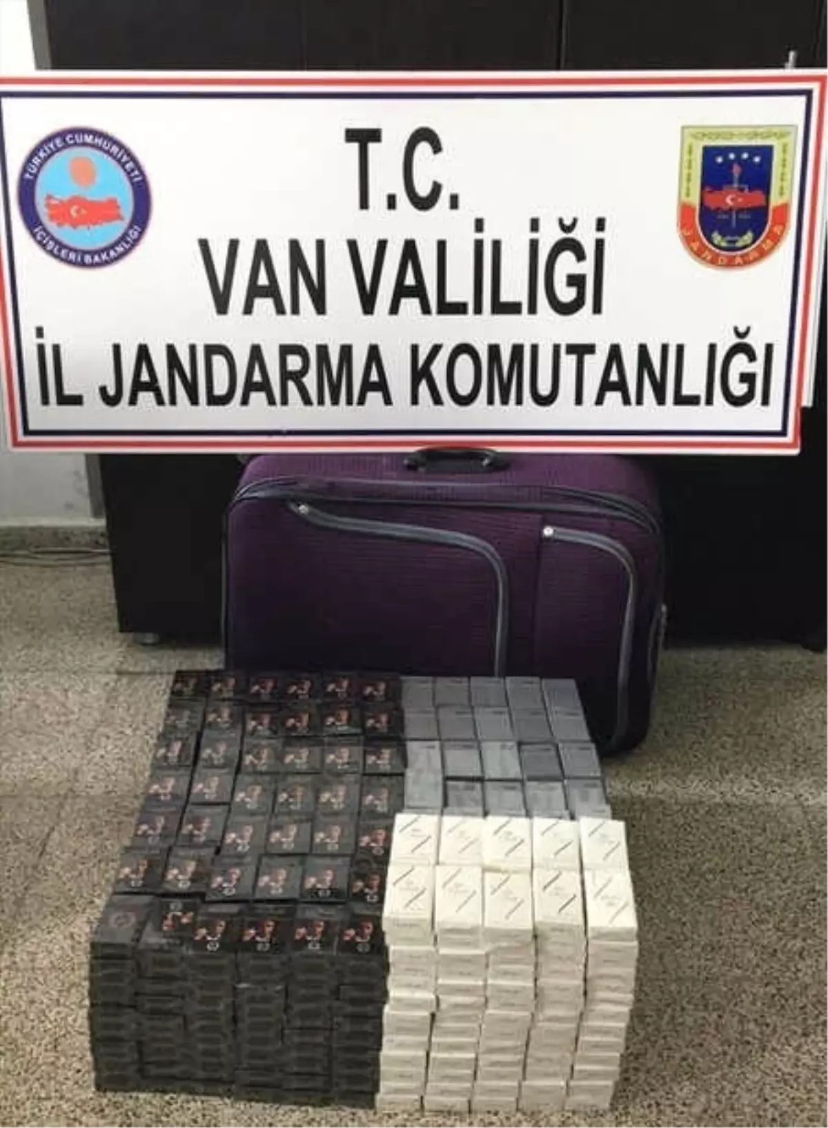 Başkale\'de 800 Paket Kaçak Sigara Ele Geçirildi