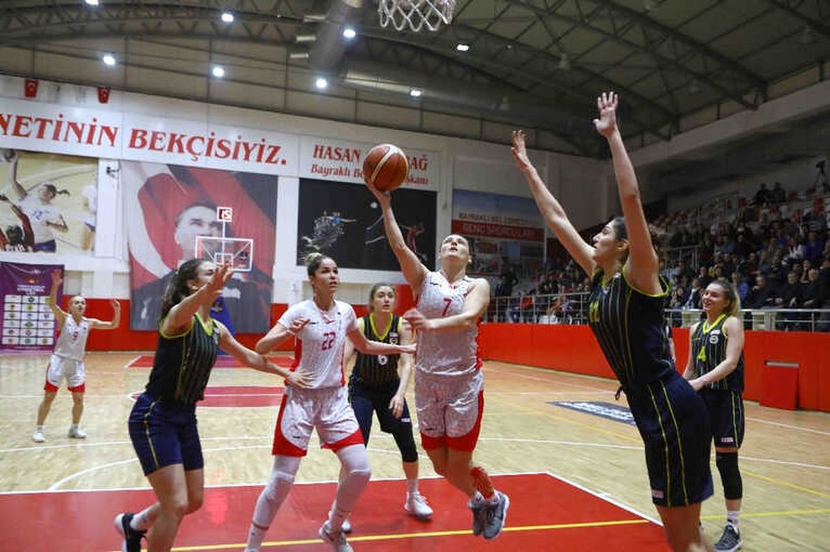 Bayraklı\'nın Perileri" Play-off Peşinde
