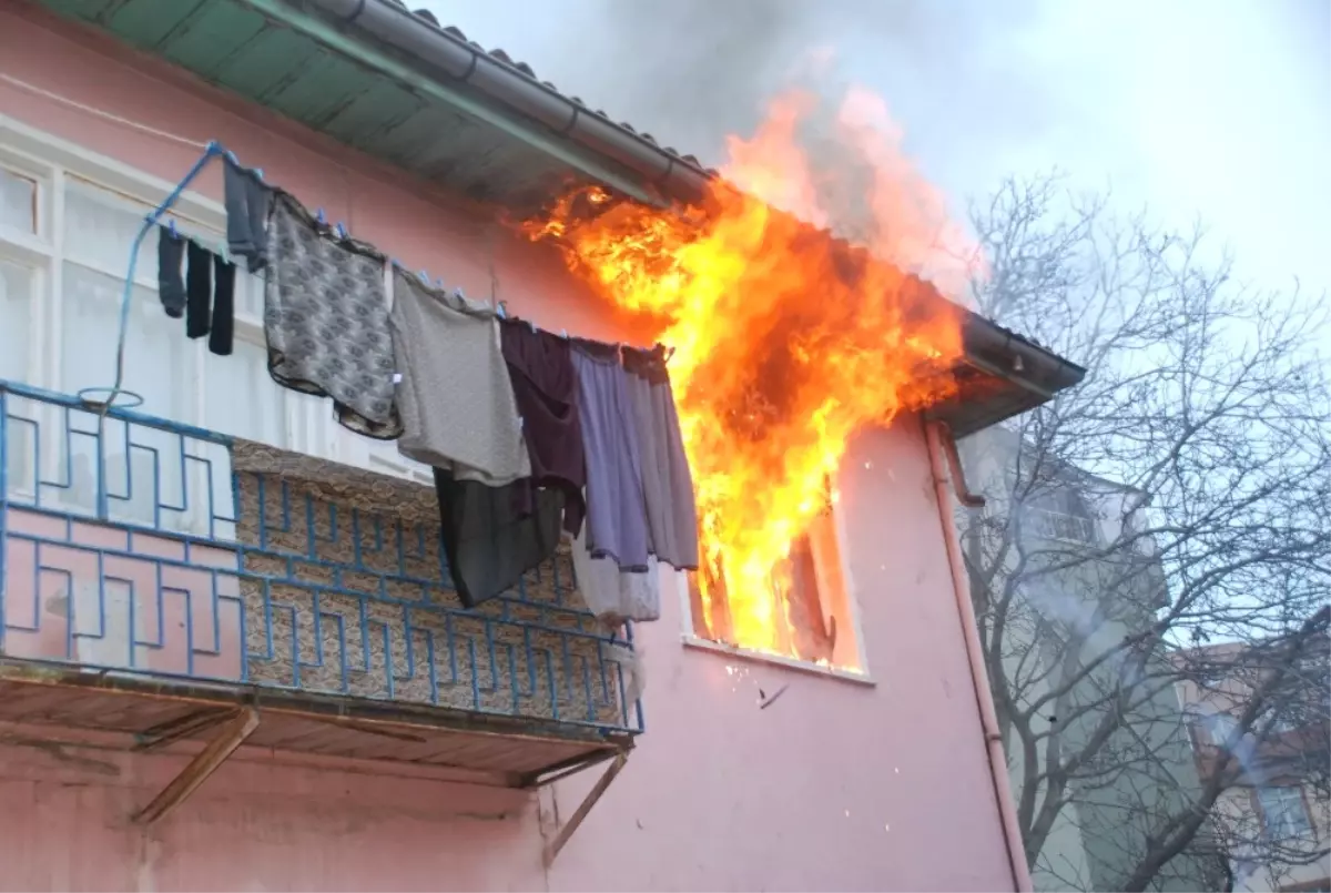 Çakmakla Oynayan Çocuk Evi Yaktı