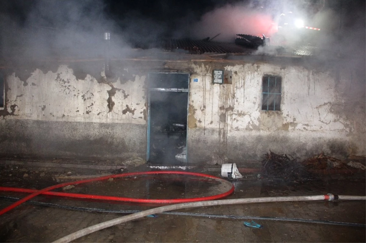 Elazığ\'da Ev Yangını, Bir Kişi Hastaneye Kaldırıldı