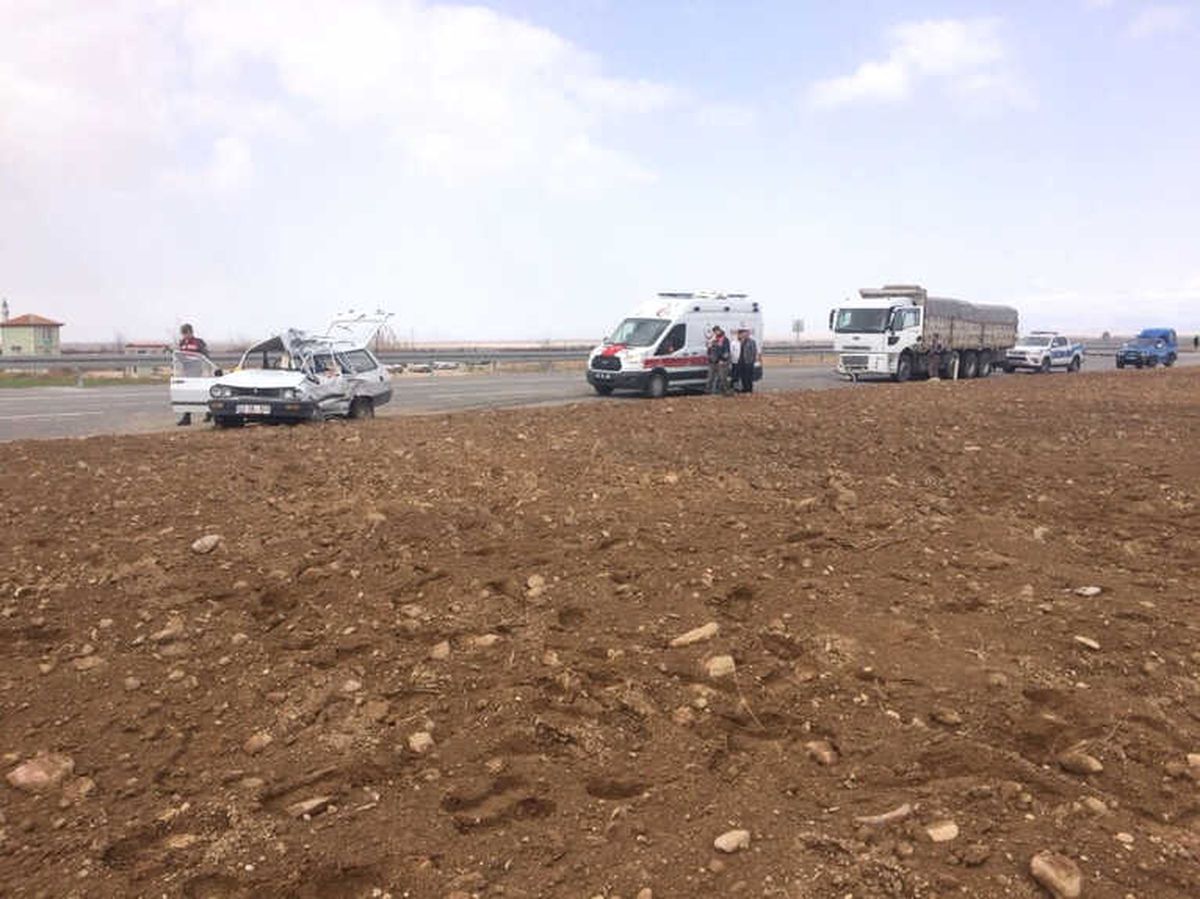 Karaman\'da Otomobille Tır Çarpıştı: 2 Ölü, 1 Yaralı