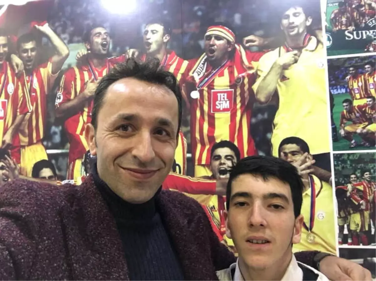 Kitaplar Yakılmasın" Diyen Murat Sökük Galatasaray Antrenmanına Katıldı