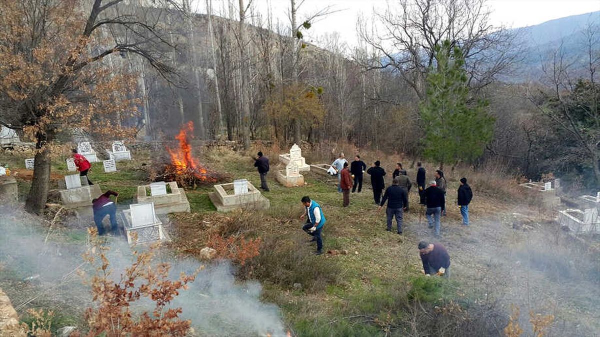 Köylülerden Mezarlık Temizliği