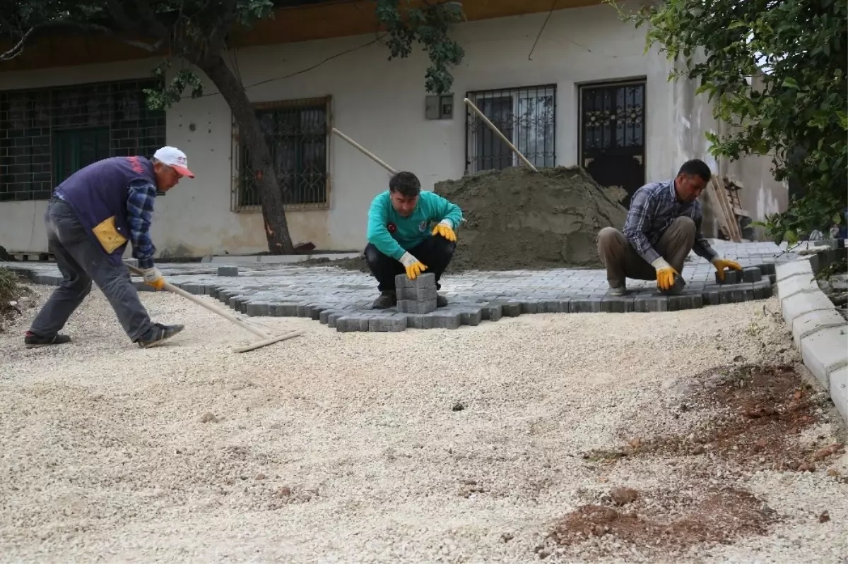 Kumkuyu\'da Asfalt Hazırlığı ve Parke Hizmetleri Sürüyor